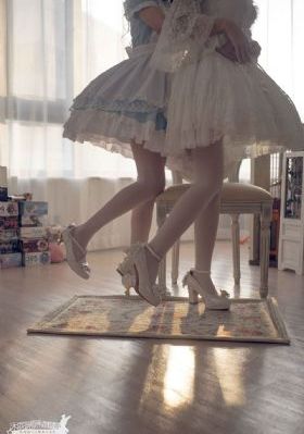 乖把腿抬高一点就不疼了视频