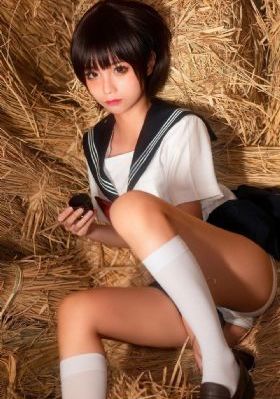 蒙上眼睛的女大学生