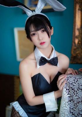 美女露出让男生揉图片